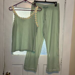 Kikit Women’s green lightweight creped material two piece tank and pant set med